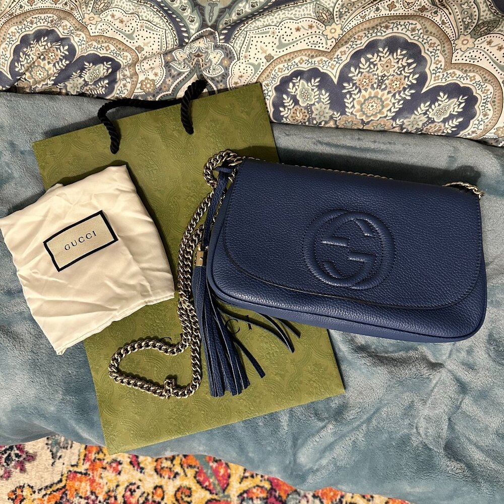 100% Authentic Gucci Pebbled Calfskin Medium Soho Flap Crossbody Periwinkle